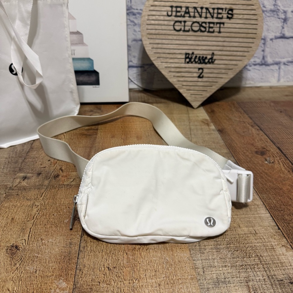 Lululemon
Everywhere Belt Bag 1L - Picture 2 of 14